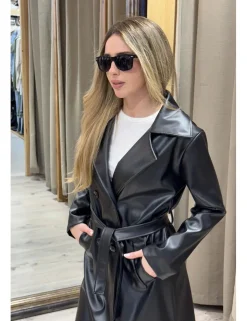 Abrigo trench efecto piel negro