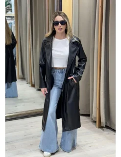 Abrigo trench efecto piel negro