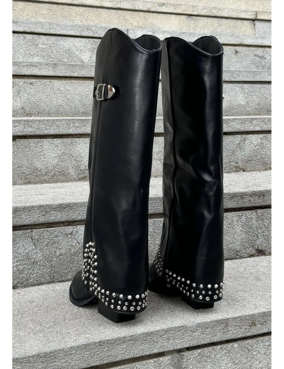 Botas polaina tachas símil piel negras