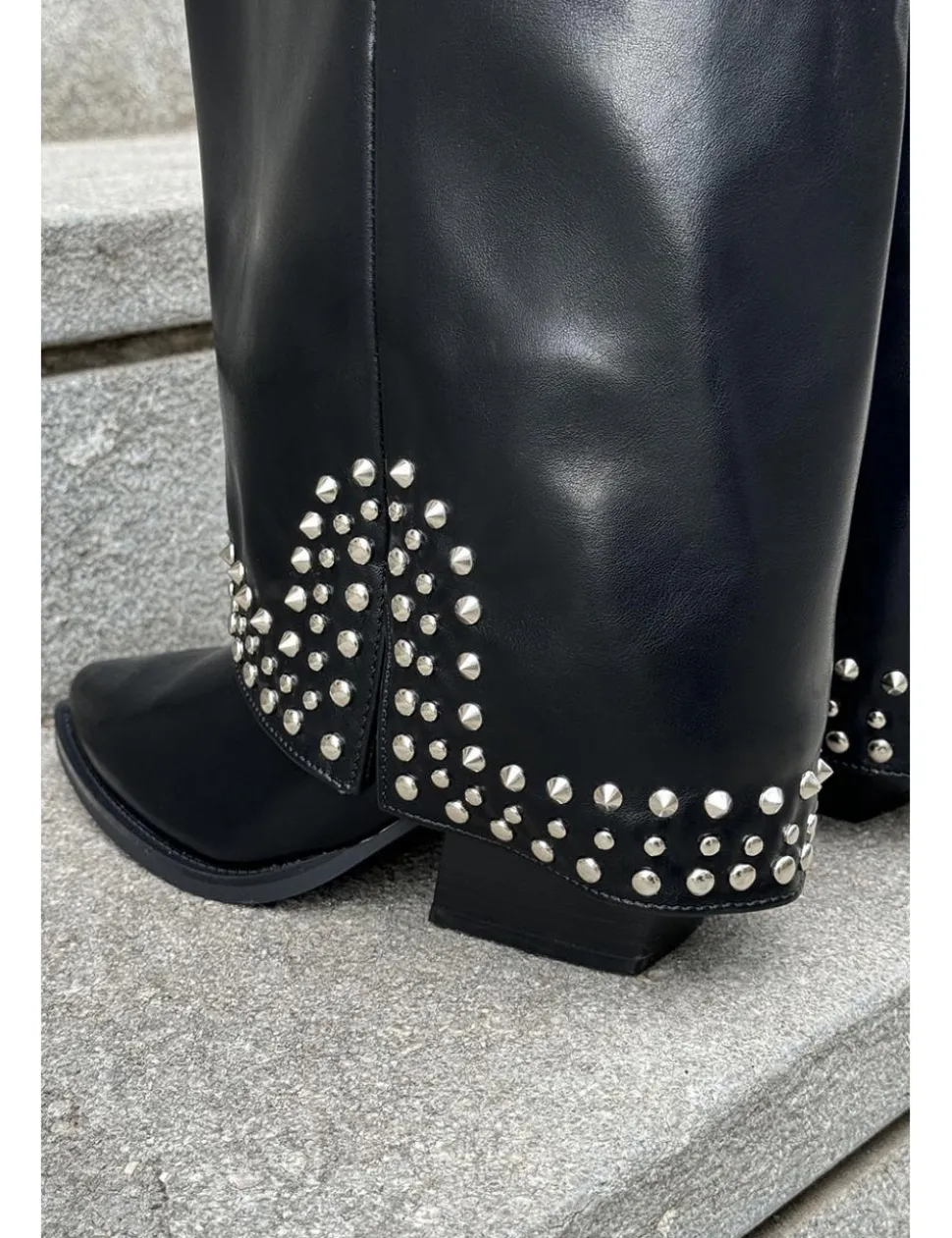 Botas polaina tachas símil piel negras