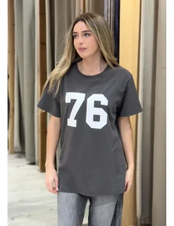 Camiseta long fit 76 gris