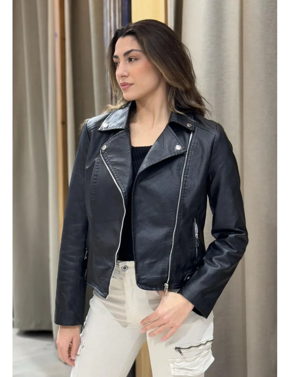 Chaqueta bíker corchetes negra