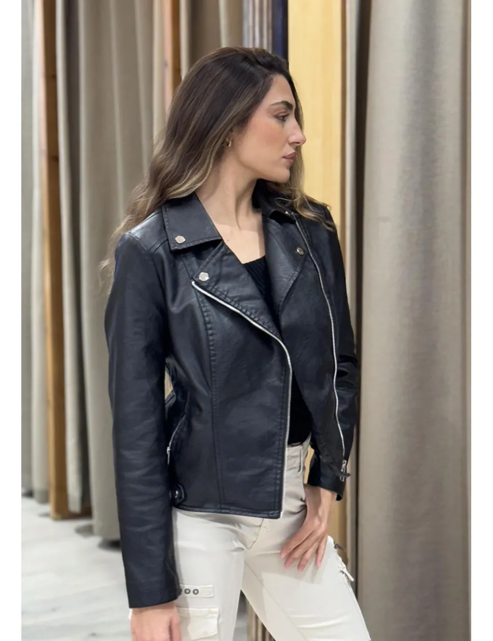 Chaqueta bíker corchetes negra