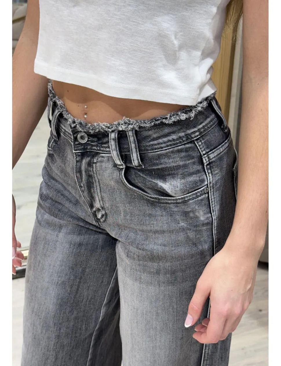 Jeans wide leg deshilachado gris