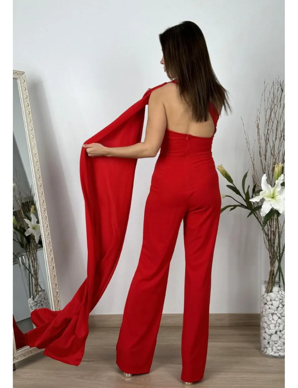 Mono con capa rojo