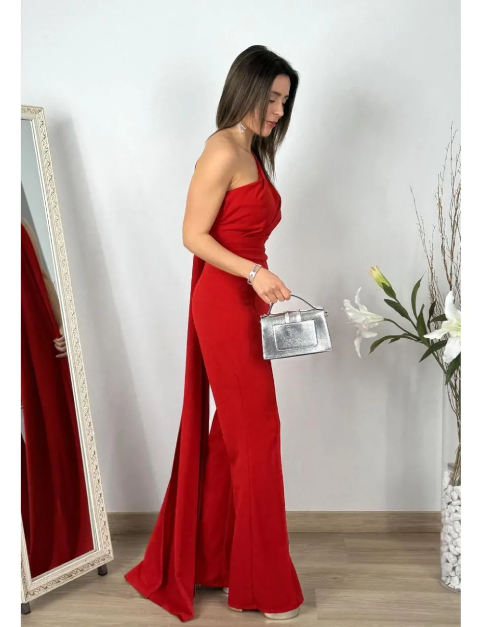Mono con capa rojo