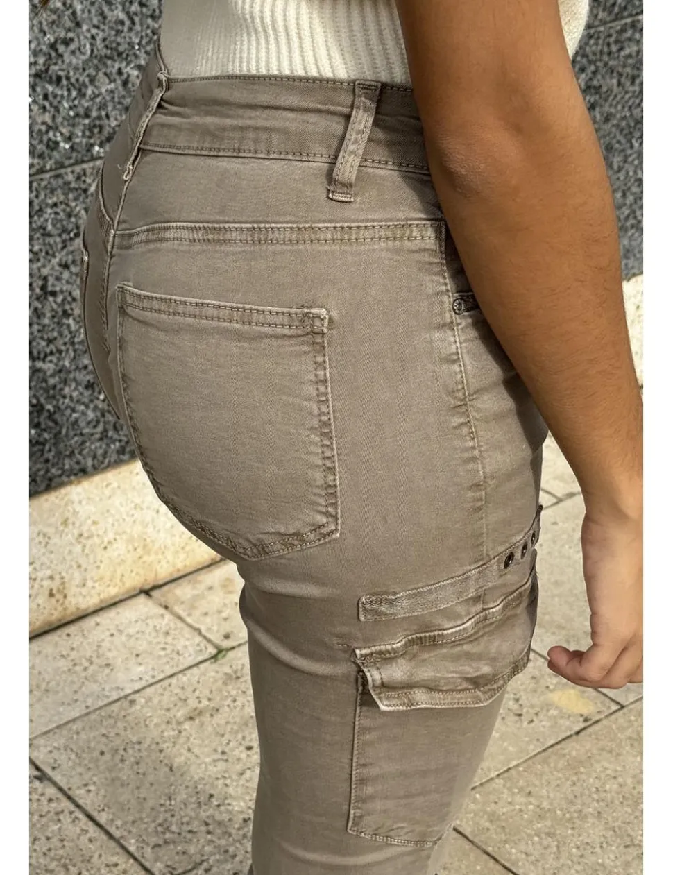 Pantalón cargo elástico beige