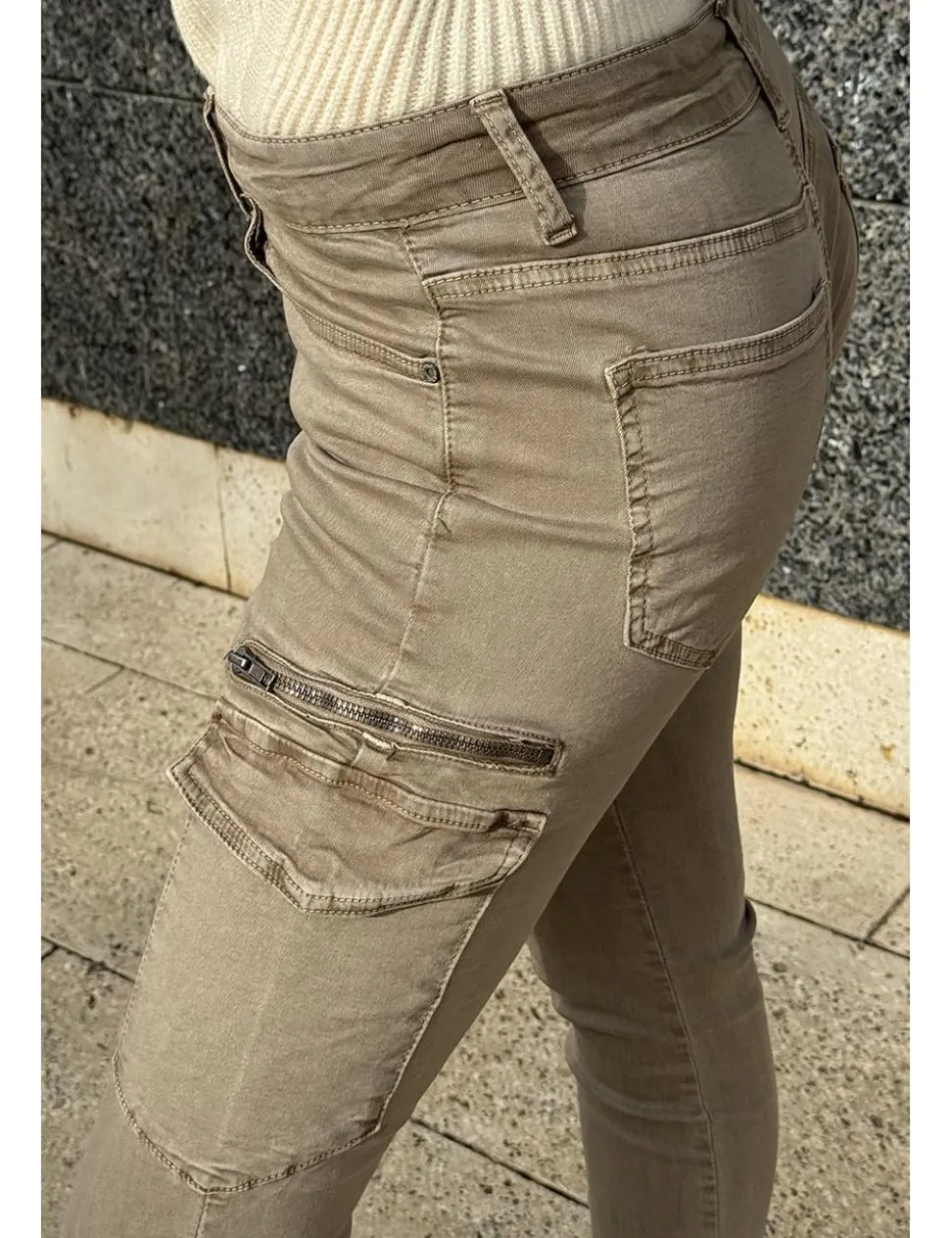 Pantalón cargo elástico beige