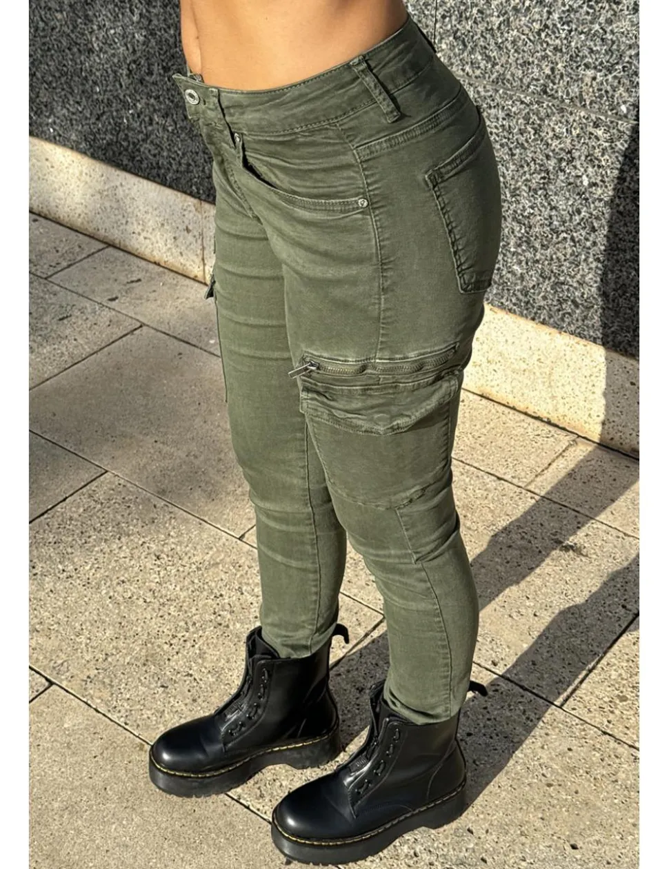 Pantalón cargo elástico kaki