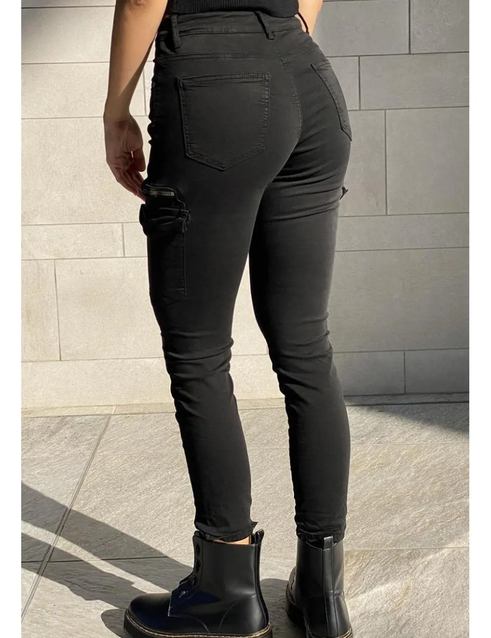 Pantalón cargo elástico negro