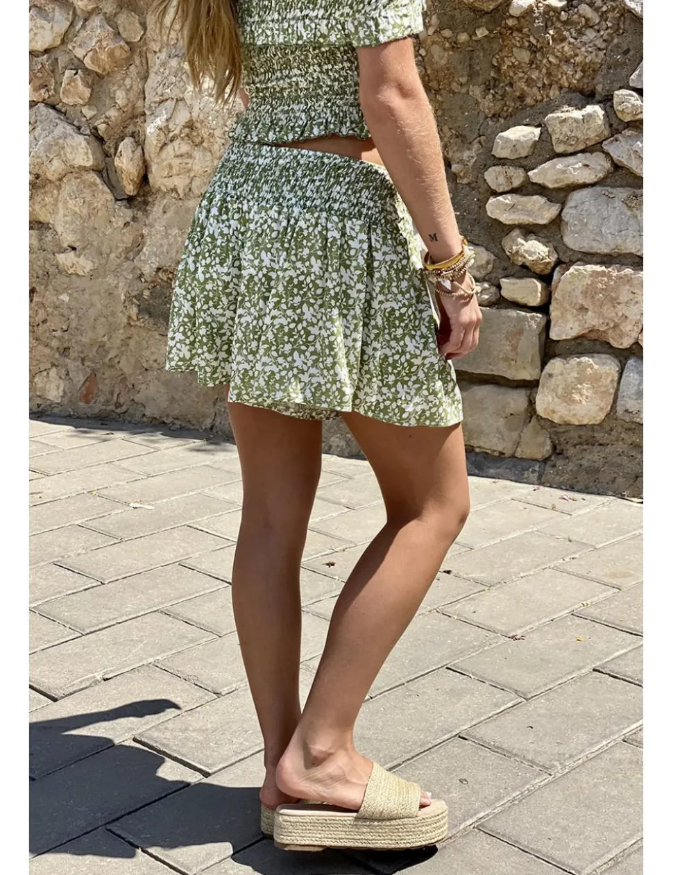 Short fluído ramitas kaki-blanco