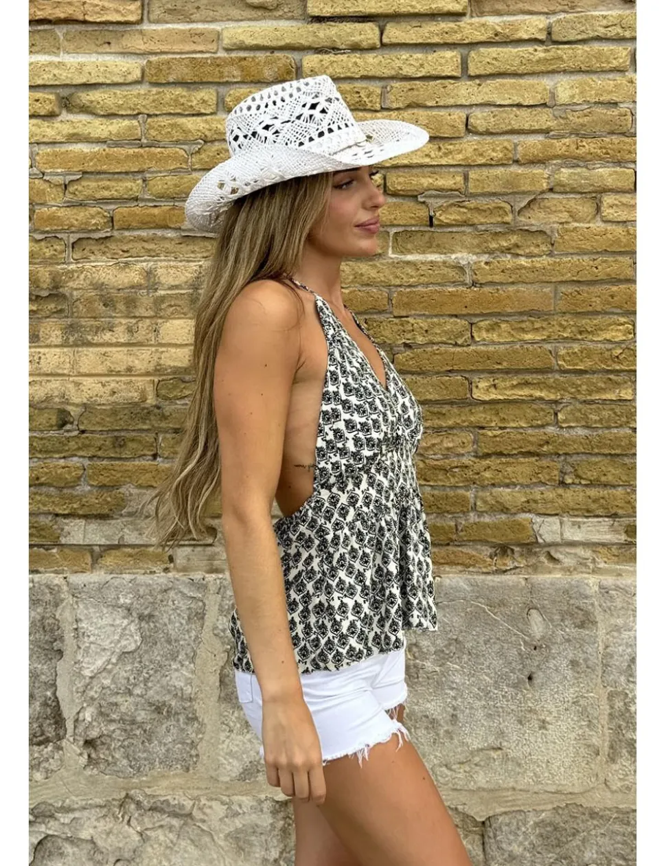 Top estampado cuello pico crudo-negro