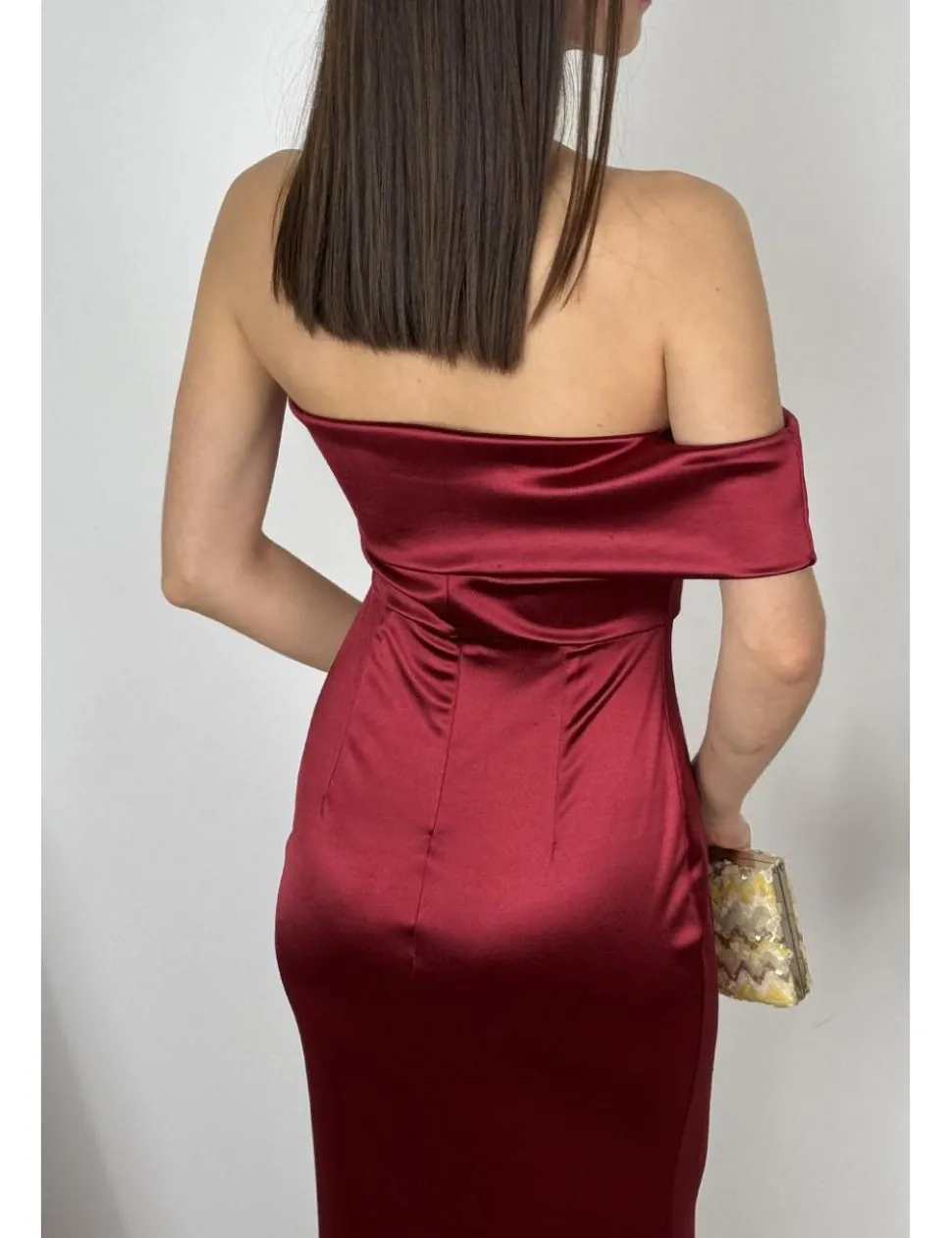 Vestido asimétrico bardot burdeos