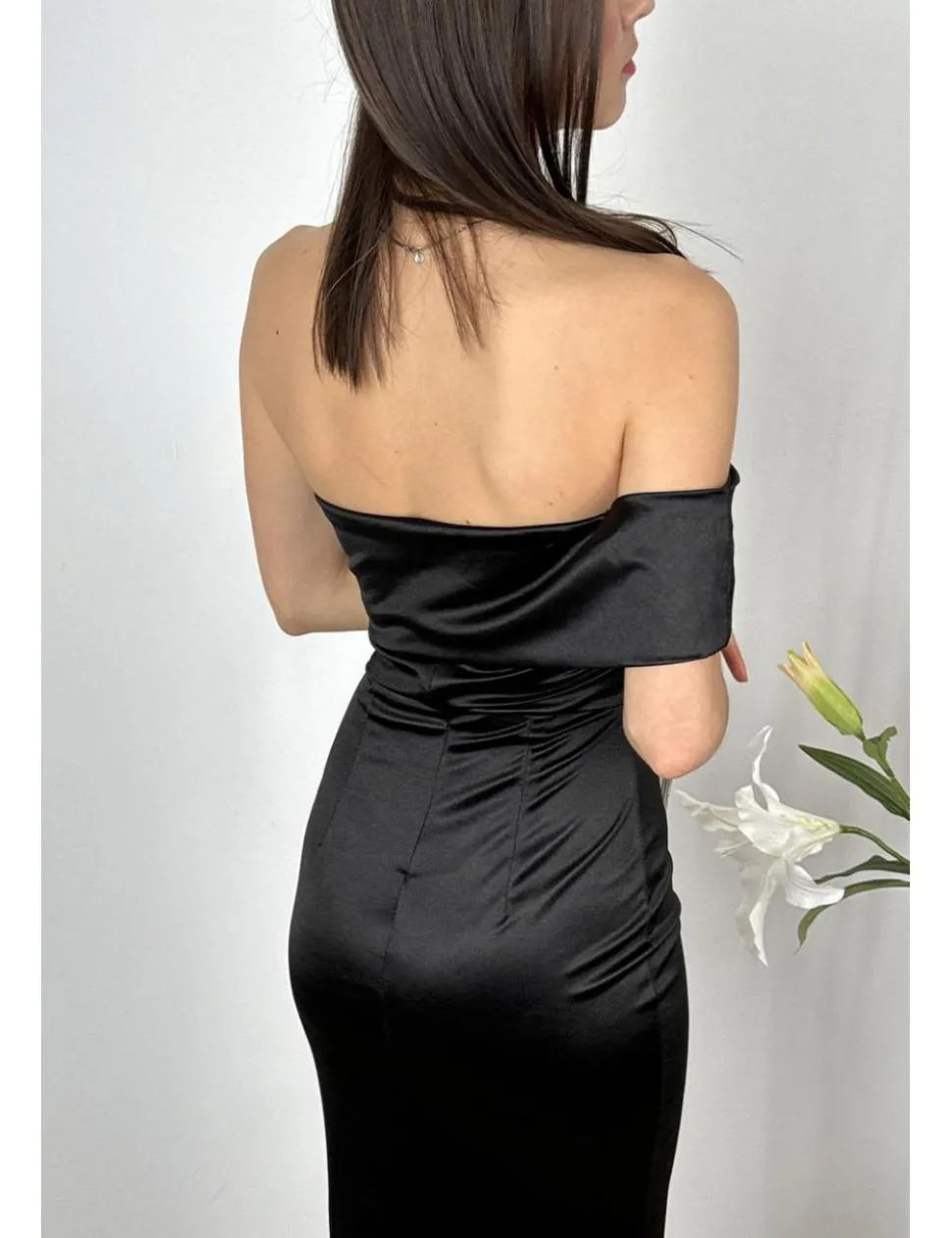 Vestido asimétrico bardot negro