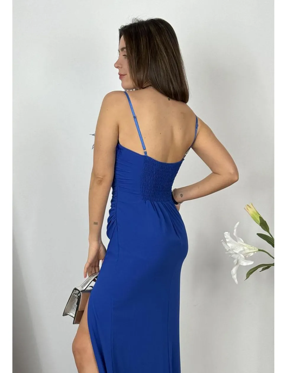 Vestido ceñido plumas azulón
