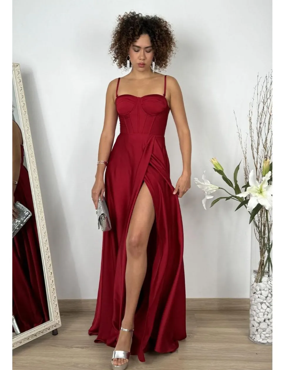 Vestido corte princesa de raso burdeos