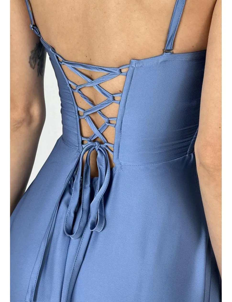 Vestido corte princesa de raso azul