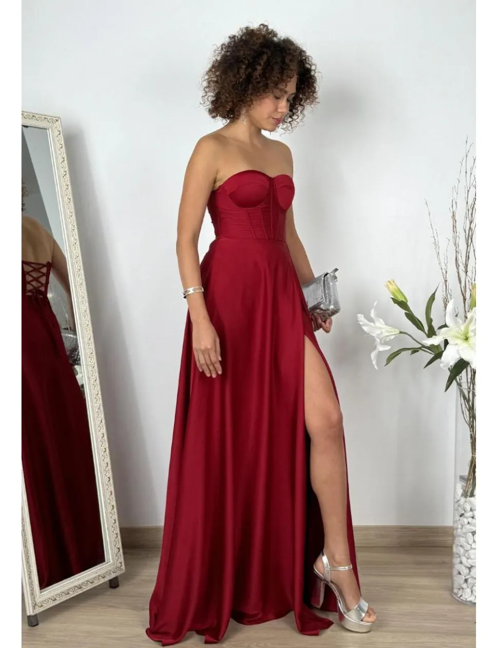 Vestido corte princesa de raso burdeos