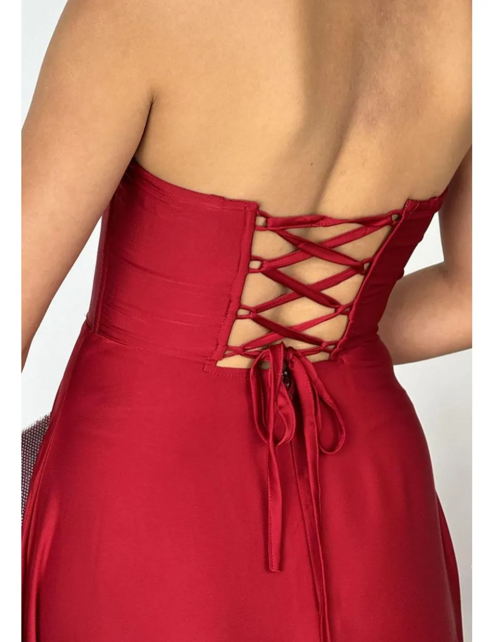 Vestido corte princesa de raso burdeos