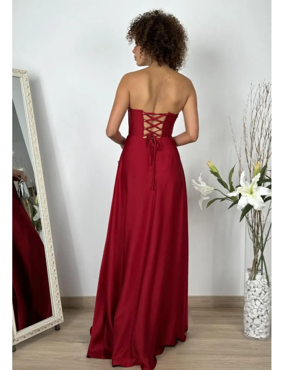 Vestido corte princesa de raso burdeos