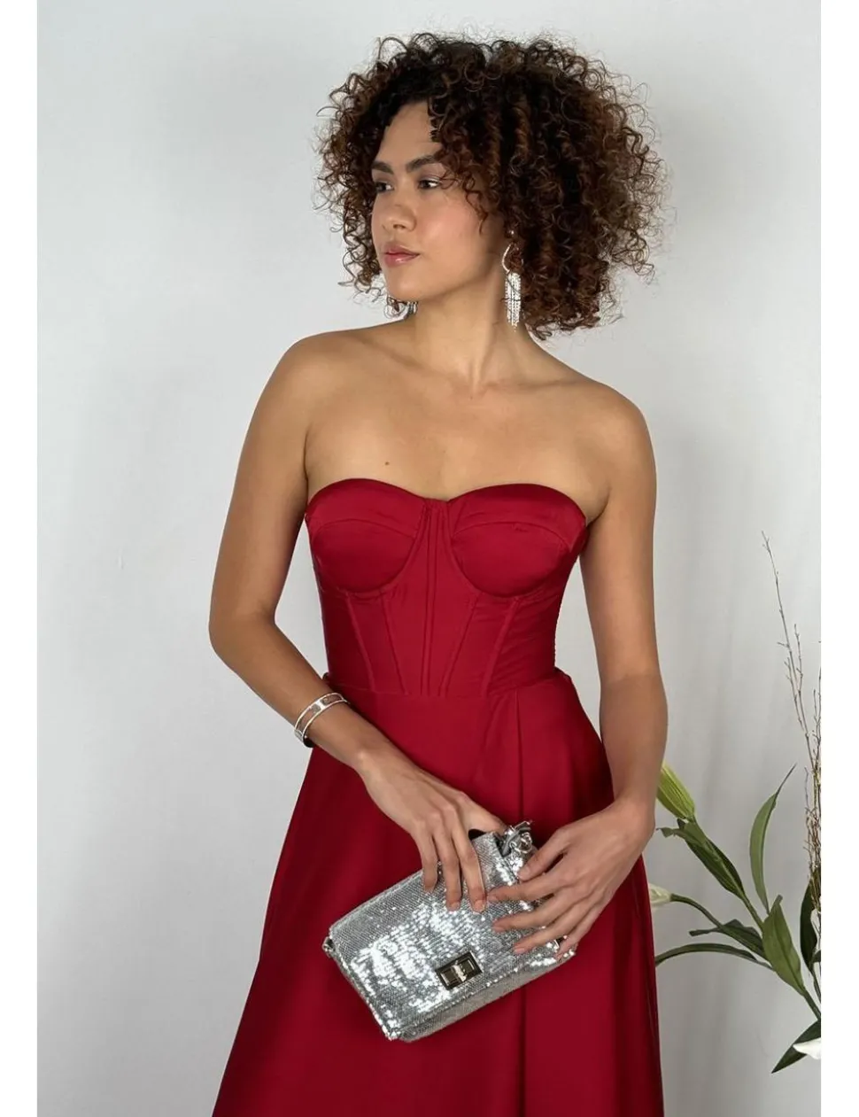 Vestido corte princesa de raso burdeos
