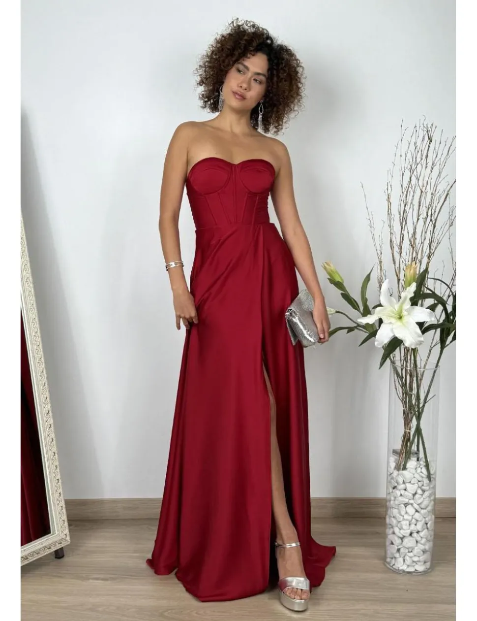 Vestido corte princesa de raso burdeos