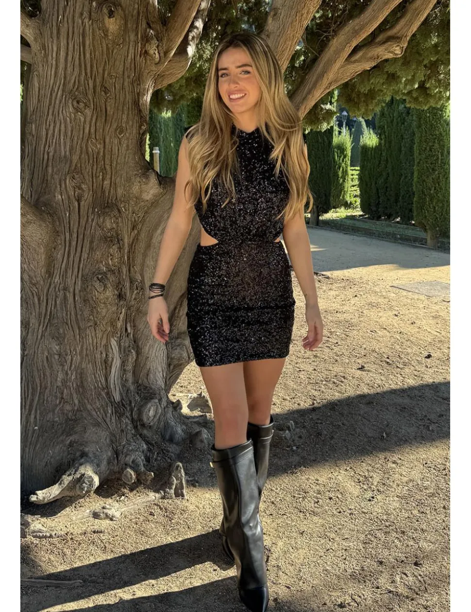 Vestido corto lentejuelas hombreras negro