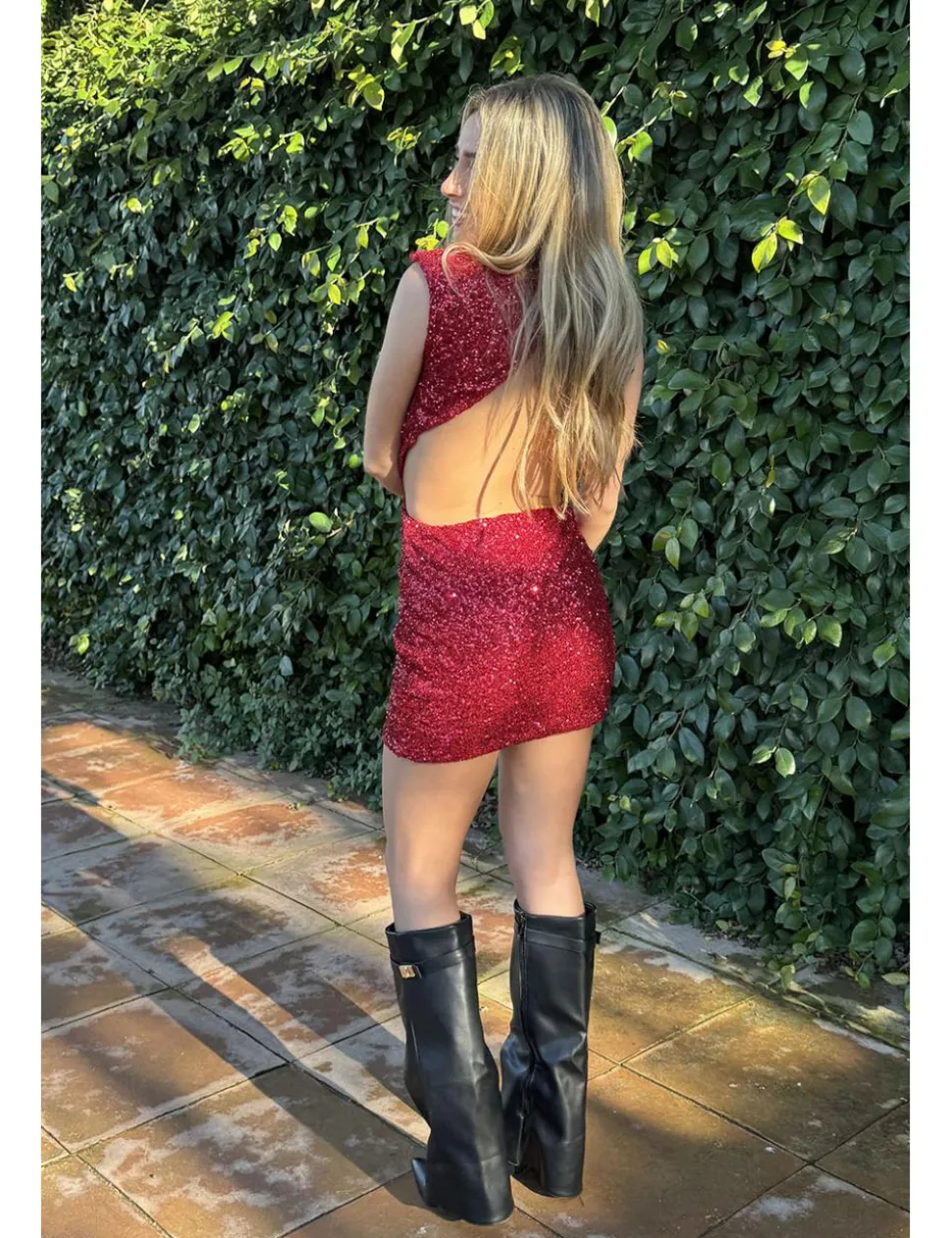 Vestido corto lentejuelas hombreras rojo