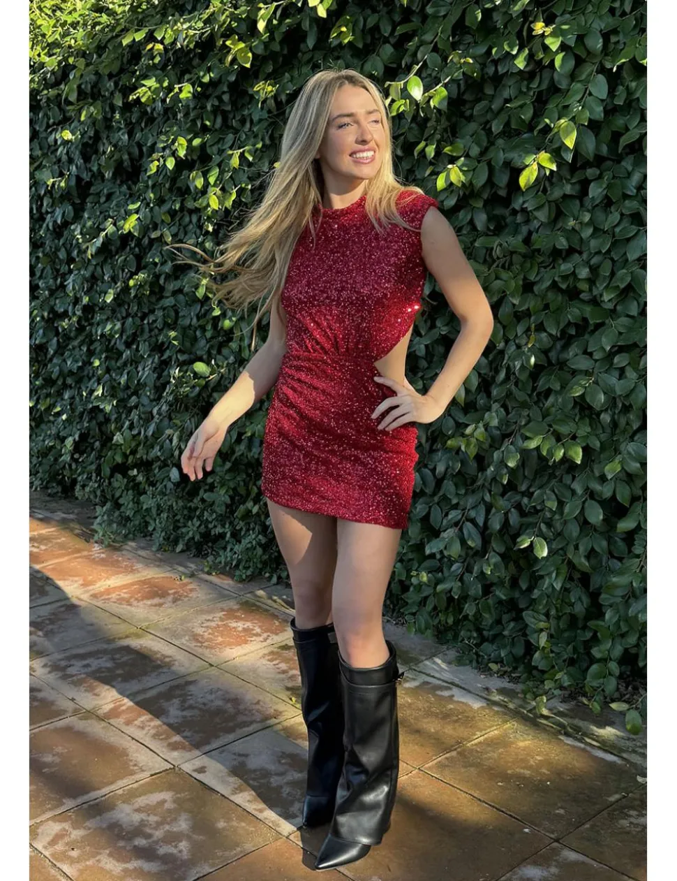 Vestido corto lentejuelas hombreras rojo