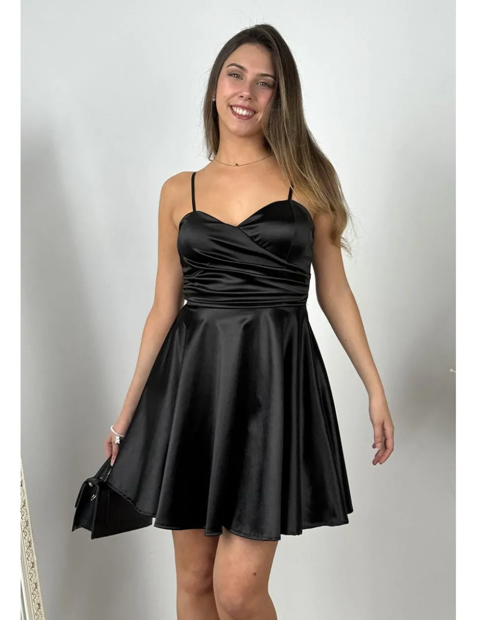 Vestido corto satinado vuelo negro
