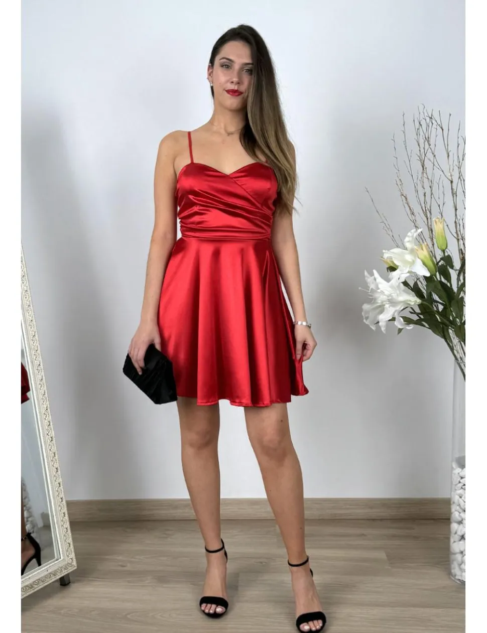 Vestido corto satinado vuelo rojo