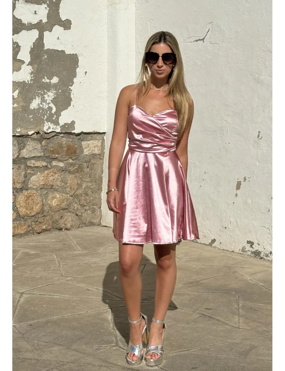 Vestido corto satinado vuelo rosa