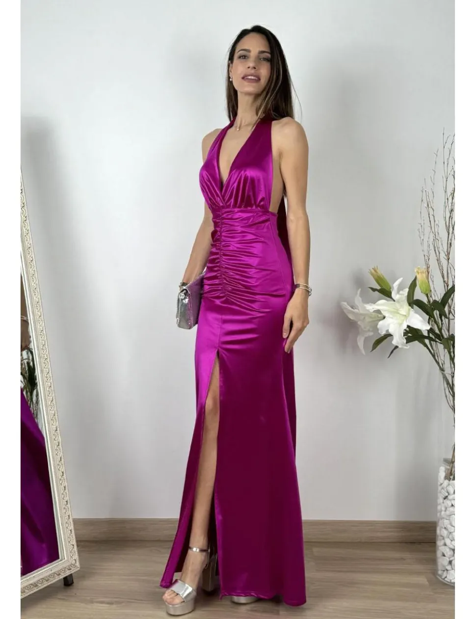 Vestido de raso drapeado fucsia