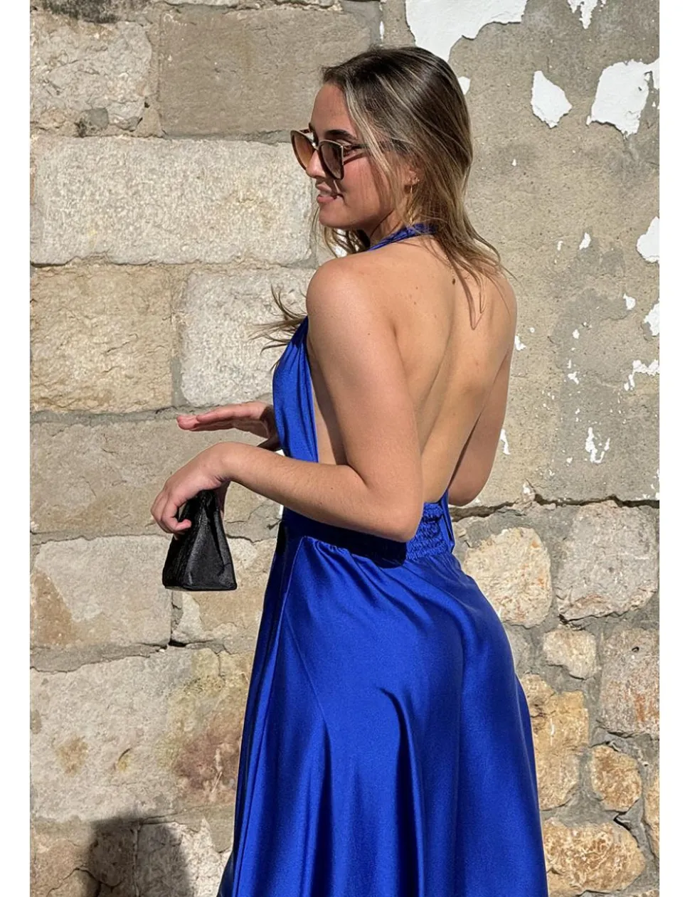 Vestido de raso fluido con abertura azul klein