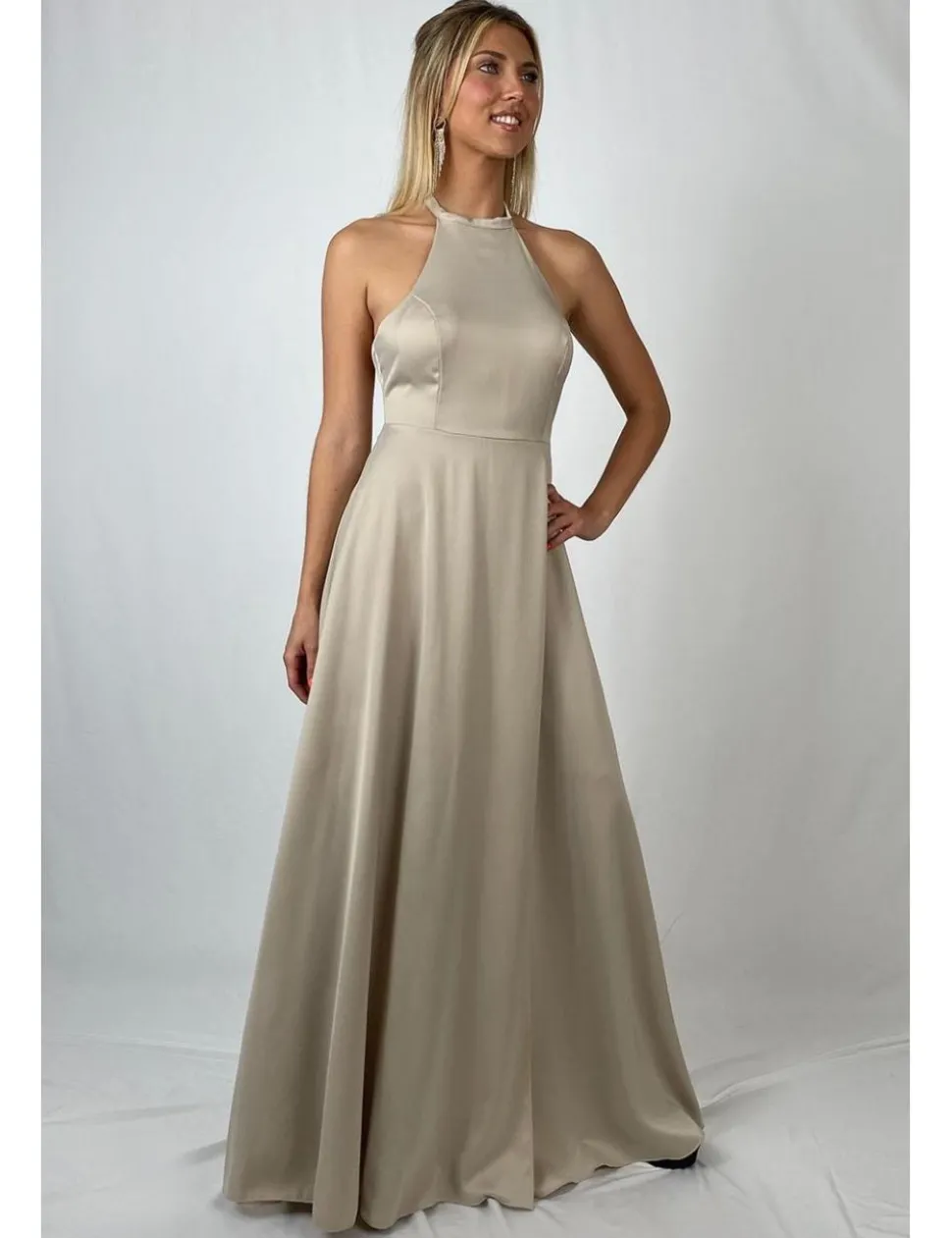 Vestido largo de raso con abertura beige