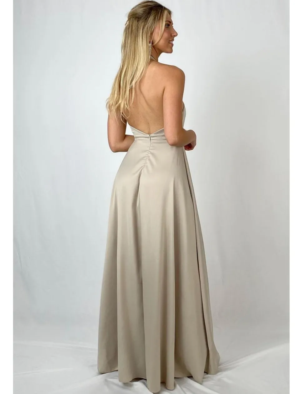Vestido largo de raso con abertura beige