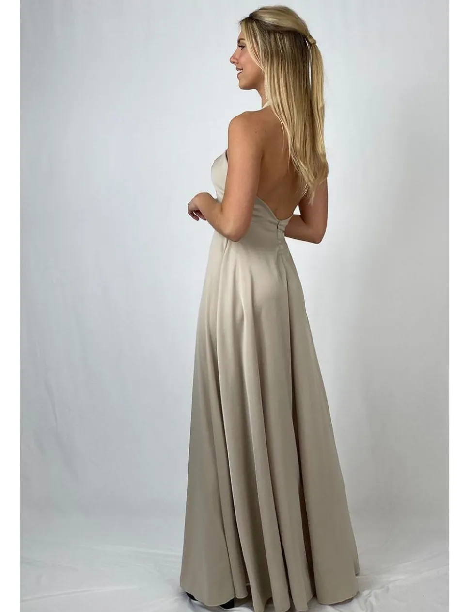 Vestido largo de raso con abertura beige