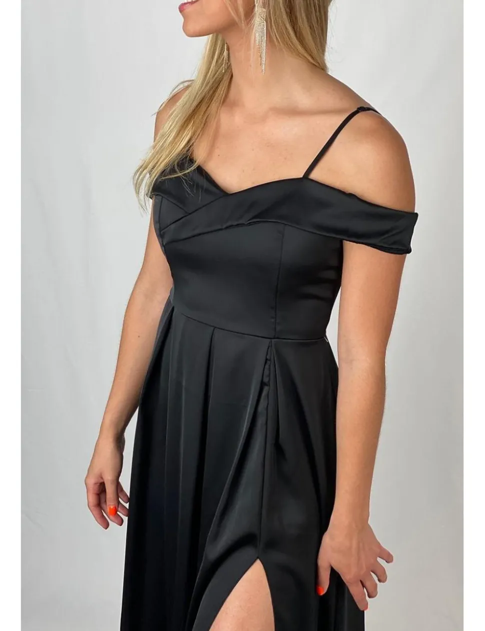 Vestido raso bardot negro