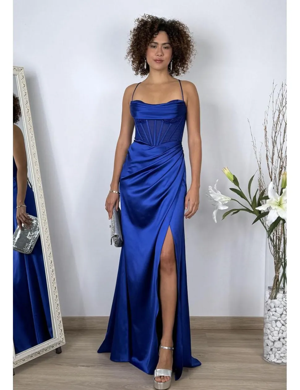 Vestido raso corset pedrería azul klein