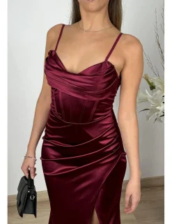 Vestido satinado largo con abertura burdeos