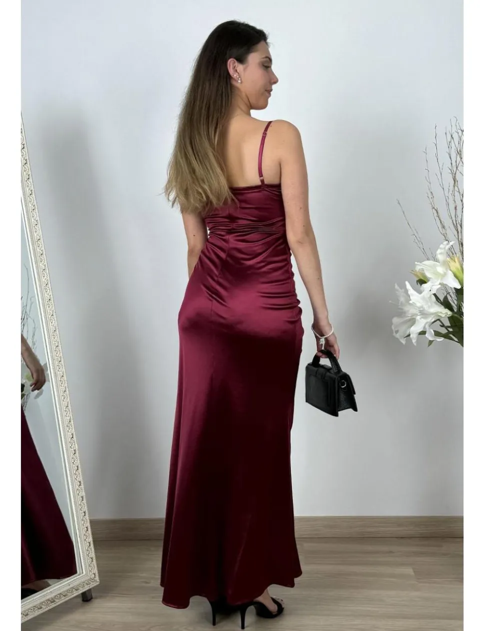 Vestido satinado largo con abertura burdeos