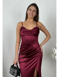 Vestido satinado largo con abertura burdeos
