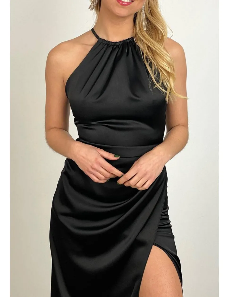 Vestido satinado largo frunce negro