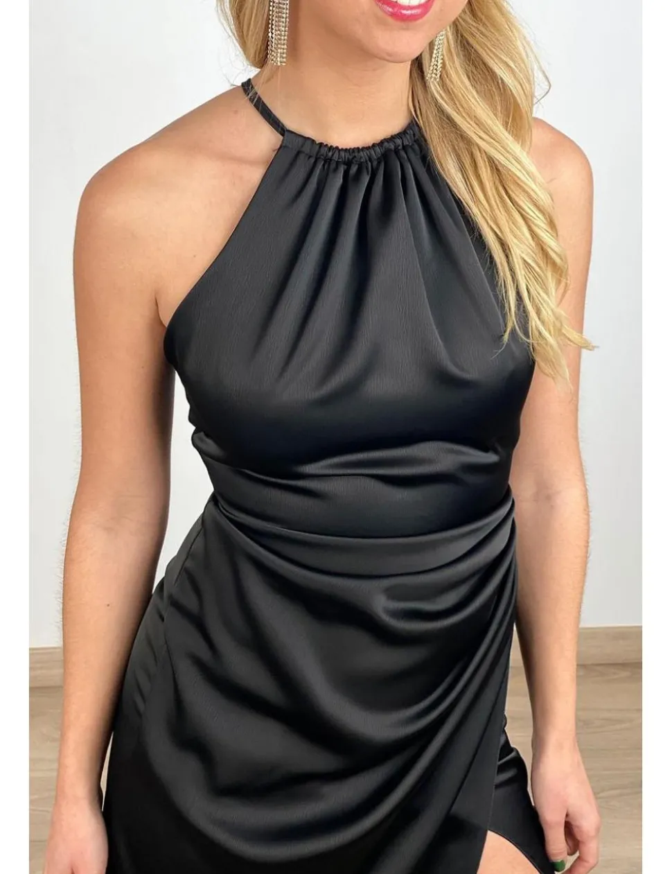 Vestido satinado largo frunce negro